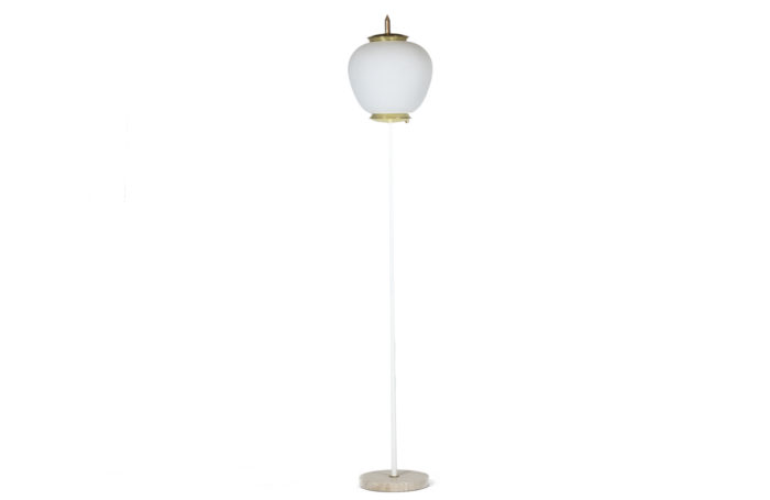 LAMPADAIRE ITALIEN DES ANNÉES 50, OPALINE, FER LAQUÉ BLANC ET SOCLE EN TRAVERTIN. CIRCA 1960 - face