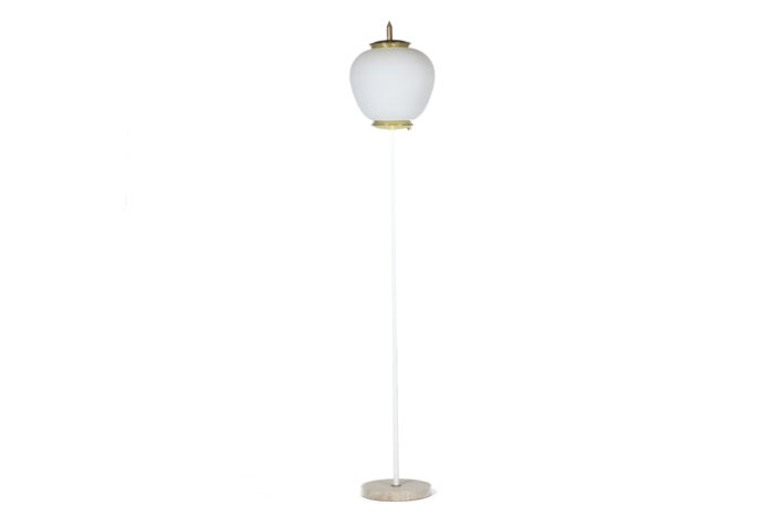 Floor lamp in opaline, lacquered metal and golden brass. 1950s.- face