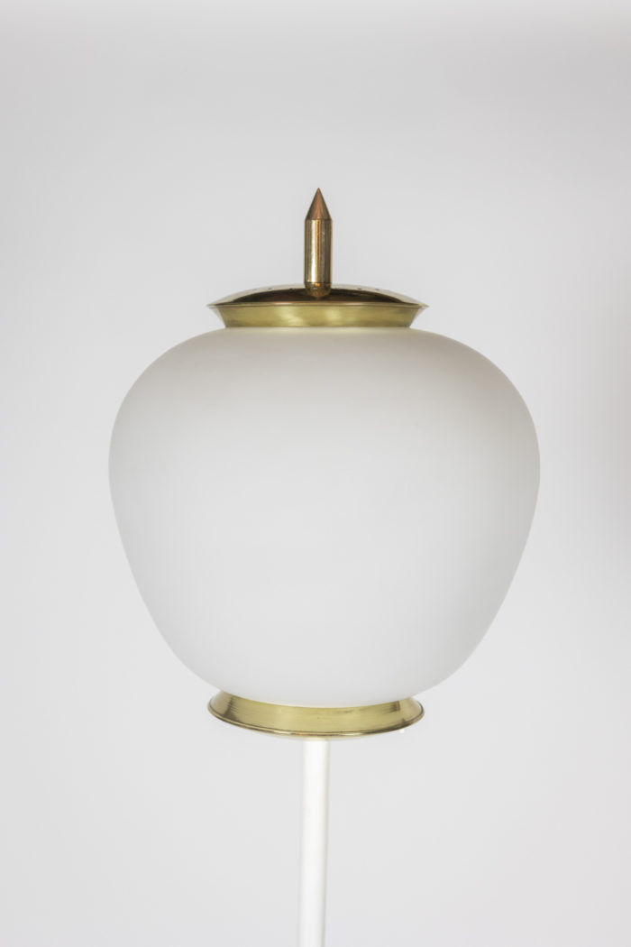 LAMPADAIRE ITALIEN DES ANNÉES 50, OPALINE, FER LAQUÉ BLANC ET SOCLE EN TRAVERTIN. CIRCA 1960 - zoom opaline blanche