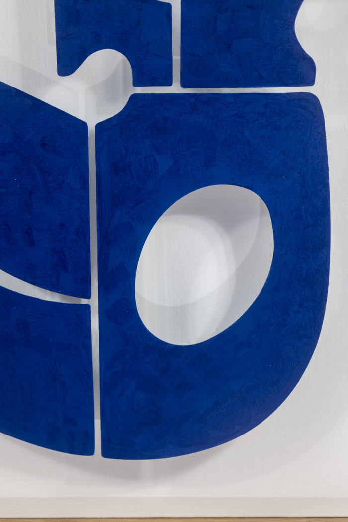 Decorative panel "Eva" in blue lacquered metal. Contemporary work. - detail