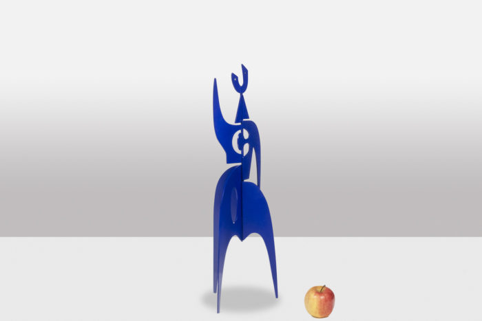 Sculpture Sculpture to pose entitled "Jouve". Contemporary work.  en métal bleu outremer - échelle