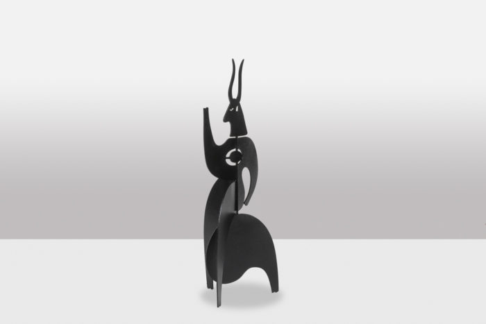 Sculpture Taurus en métal laqué noir - 3:4