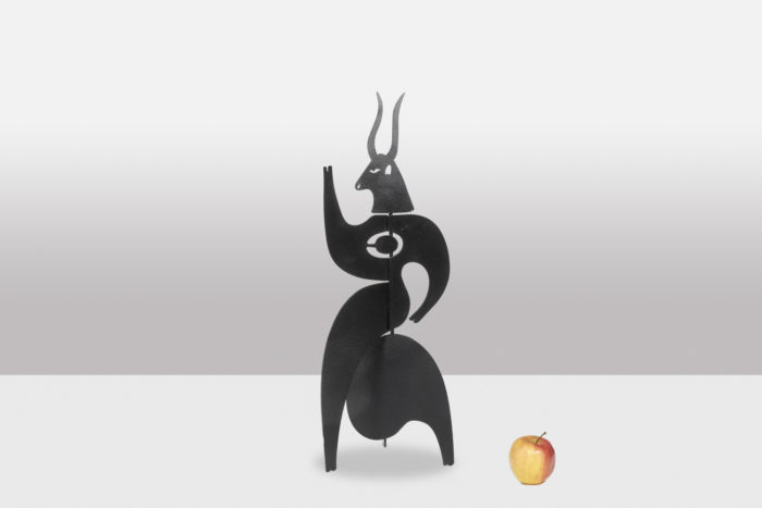 Sculpture Taurus en métal laqué noir - échelle