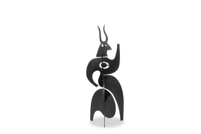 Sculpture Taurus en métal laqué noir - face