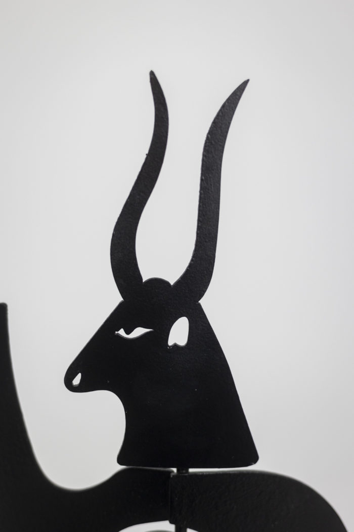 Sculpture Taurus en métal laqué noir - haut