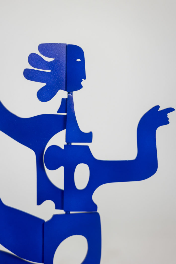 Sculpture à poser ou stabile de couleur bleu Klein ou outremer - détail