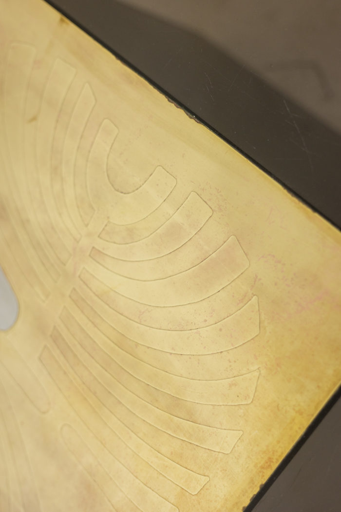 TABLE BASSE CARRÉE SUR SOCLE DES ANNÉES 70 EN VERRE FUMÉ ET LAITON DORÉ ET CHROMÉ, FRANCE , CIRCA 1970 - focus plateau