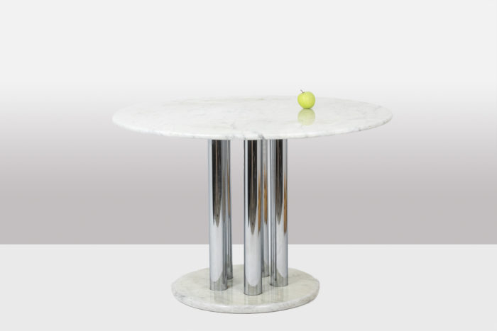 Round table in marble and chrome metal. 1970s.