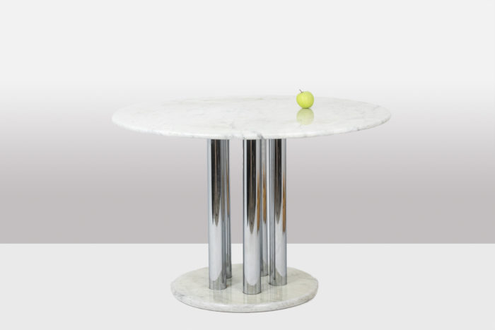 TABLE RONDE EN MARBRE BLANC ET PIETEMENT METAL CHROMÉ SUR BASE EN MARBRE BLANC, ITALIE ANNÉE 70 - échelle