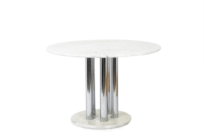 TABLE RONDE EN MARBRE BLANC ET PIETEMENT METAL CHROMÉ SUR BASE EN MARBRE BLANC, ITALIE ANNÉE 70 - face