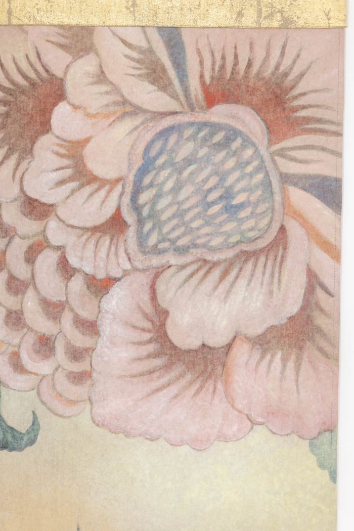 Toile peinte ou panneau décoratif représentant un caméléon - fleurs roses bis