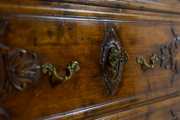 Louis XV style chest of drawers Liège walnut. Circa 1880. - first drawer