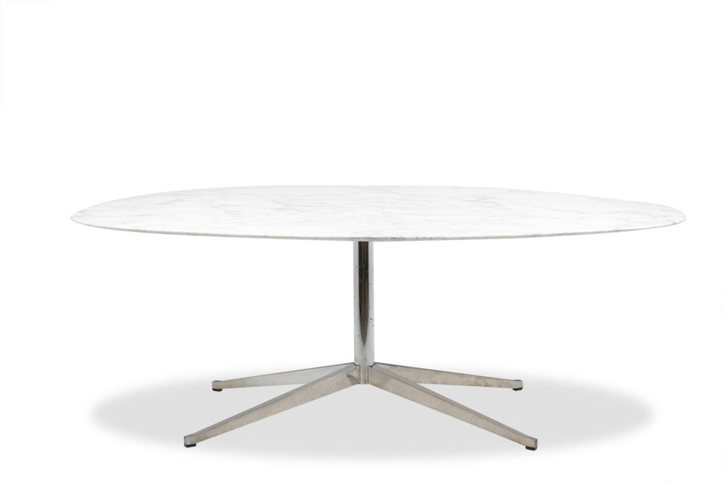 Florence Knoll pour Knoll. Table en marbre et métal chromé. Années 1970.