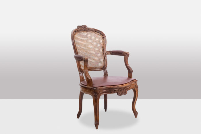Pair of "cabriolet" armchairs in walnut and canework. Louis XV period. - 3:4