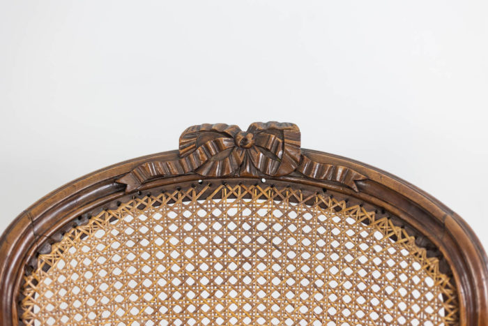 Pair of "cabriolet" armchairs in walnut and canework. Louis XV period. - détail de la guirlande époque louis XVI