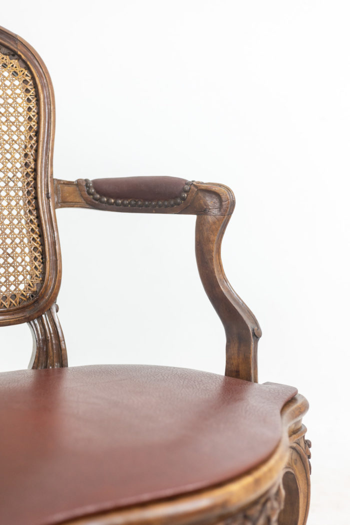 Pair of "cabriolet" armchairs in walnut and canework. Louis XV period.- détail de la guirlande époque louis XVI - accotoir