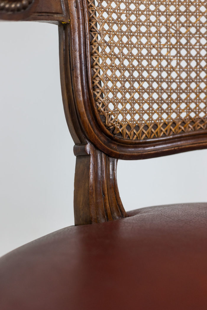 Pair of "cabriolet" armchairs in walnut and canework. Louis XV period. - détail de la guirlande époque louis XVI - détail du dossier et de l'assise