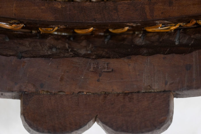 Paire de fauteuils cabriolet d'époque Louis XV - détail de la guirlande époque louis XVI - estampille