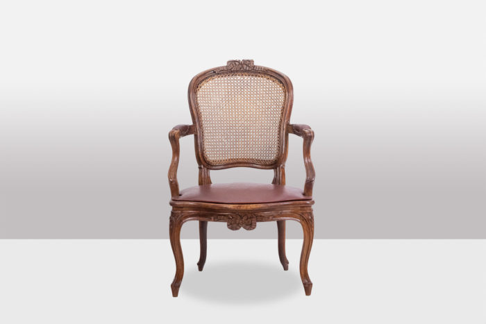 Pair of "cabriolet" armchairs in walnut and canework. Louis XV period. - un seul