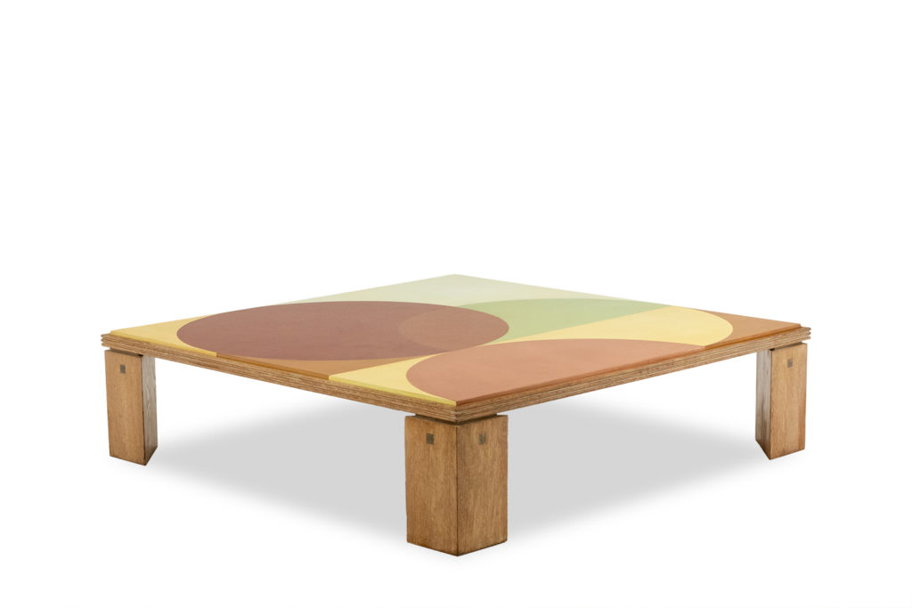 Table basse en chêne cérusé et laque, à décor de cercles colorés.