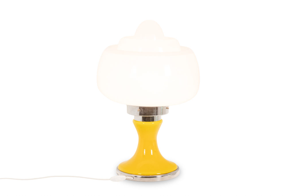Lampe en métal chromé et en verre blanc et jaune. Années 1970.