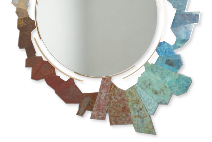 MIROIR EN BRONZE ET LAITON OXYDÉ DE FORME DESTRUCTURÉE. TRAVAIL D'ARTISAN D'ART SIGNÉ DARIULE, FRANCE XXIES