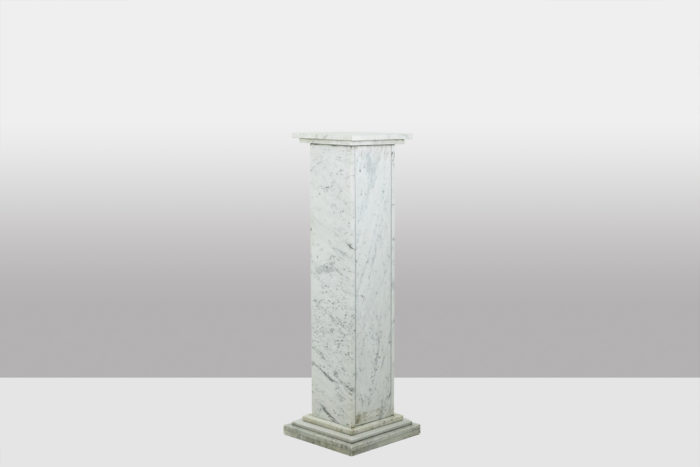 Pair of Art Deco columns in white marble, 20th century