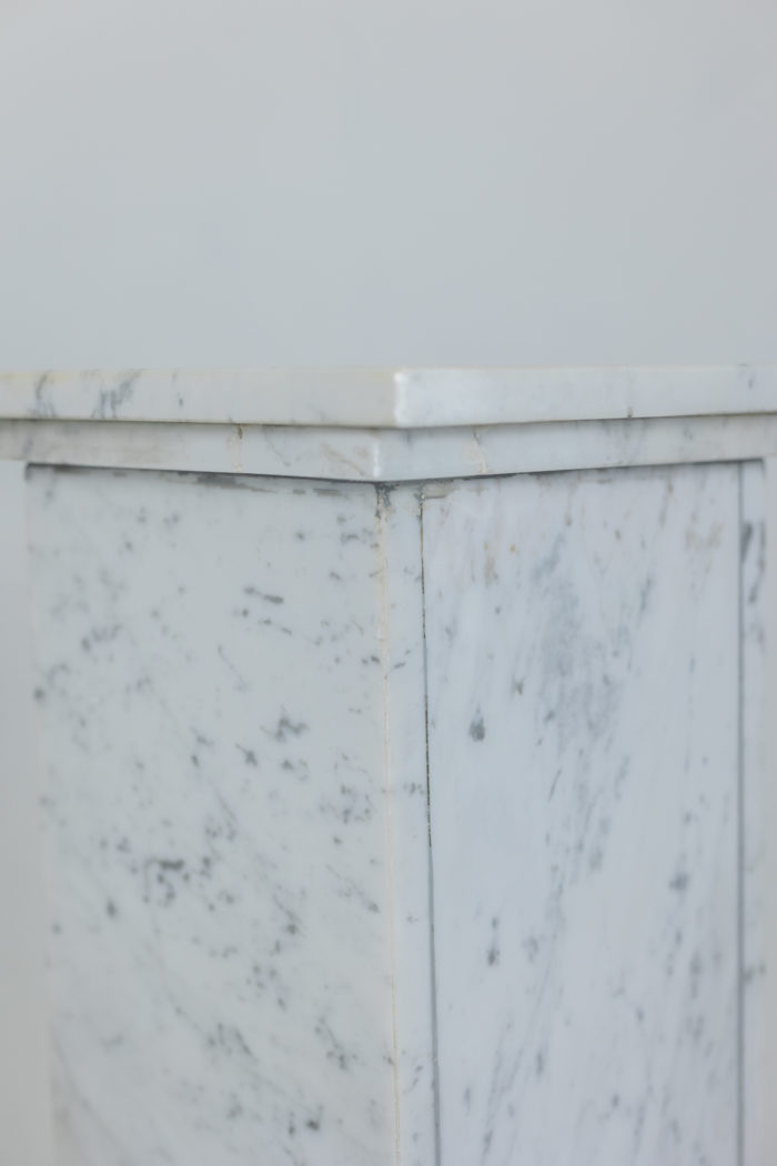 Pair of Art Deco columns in white marble, 20th century