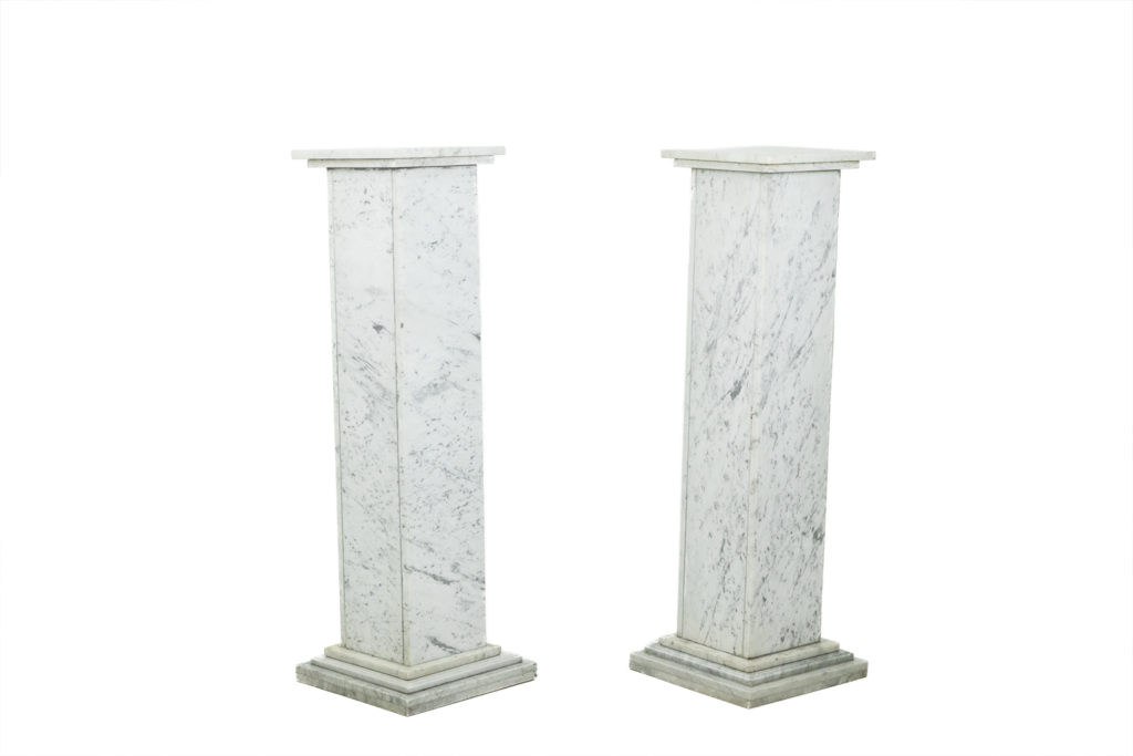 Paire de colonnes de style Art Déco, en marbre blanc, XXe siècle