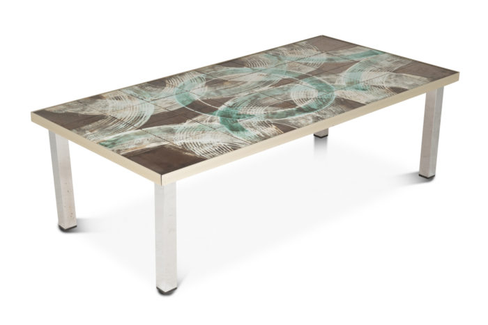 TABLE BASSE À PLATEAU EN CÉRAMIQUE DES ANNÉES 70 SUPPORTÉ PAR UN PIÉTEMENT DE MÉTAL POLI
