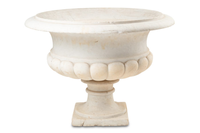 VASE MEDICIS BAS À PANSE GAUDRONNÉE ET COL EVASÉ EN MARBRE BLANC