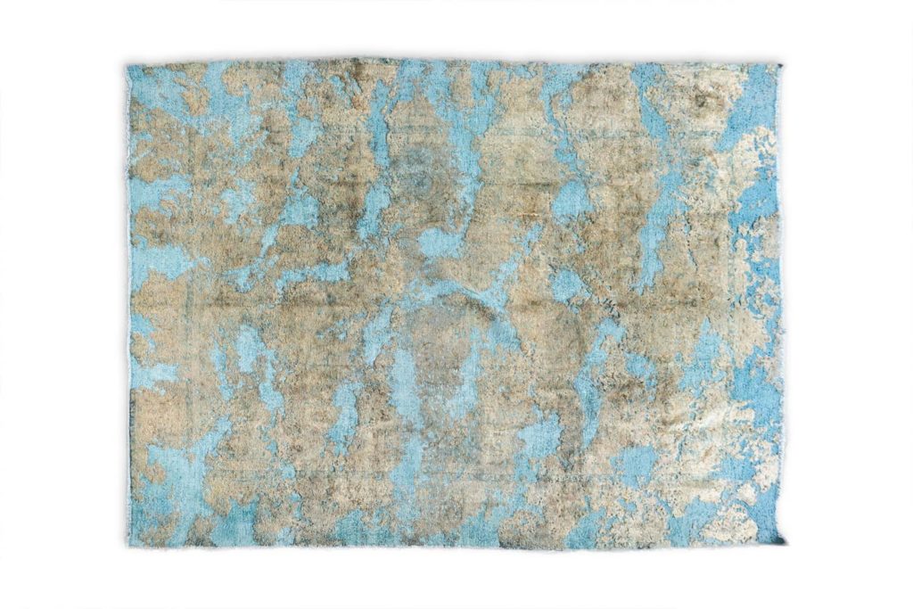 Tapis de sol rectangulaire en laine à fond bleu clair. Contemporain.