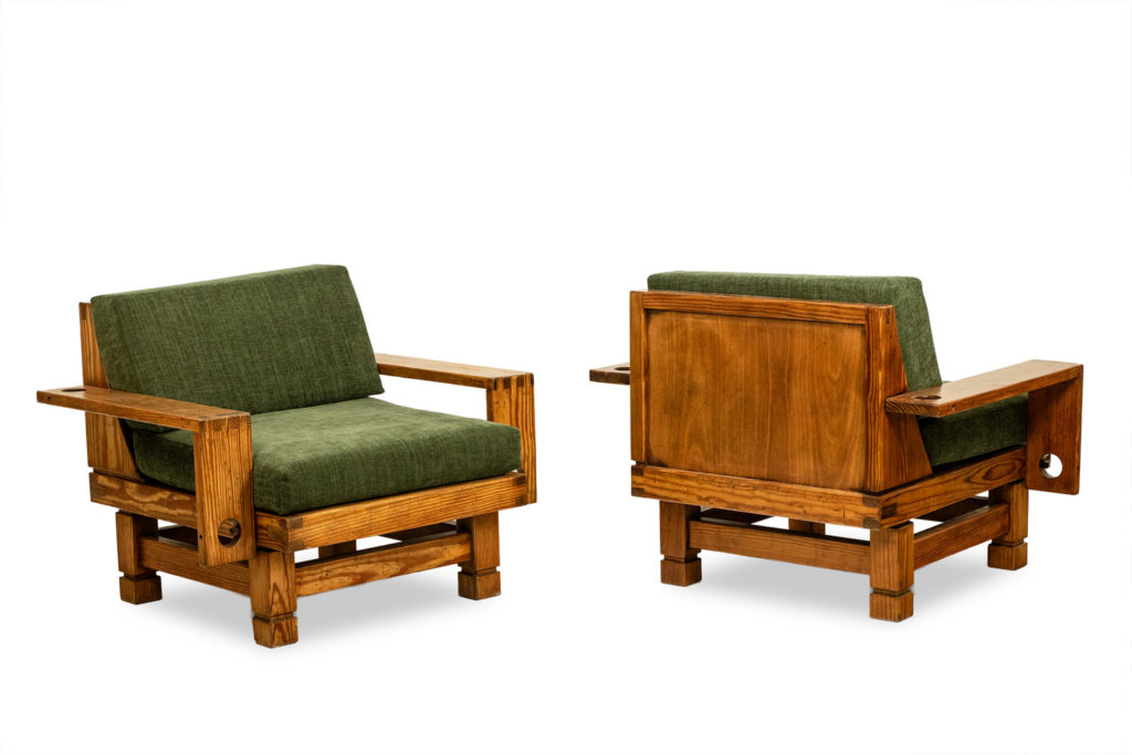Paire de fauteuils de style moderniste en pitchpin. Années 1960.