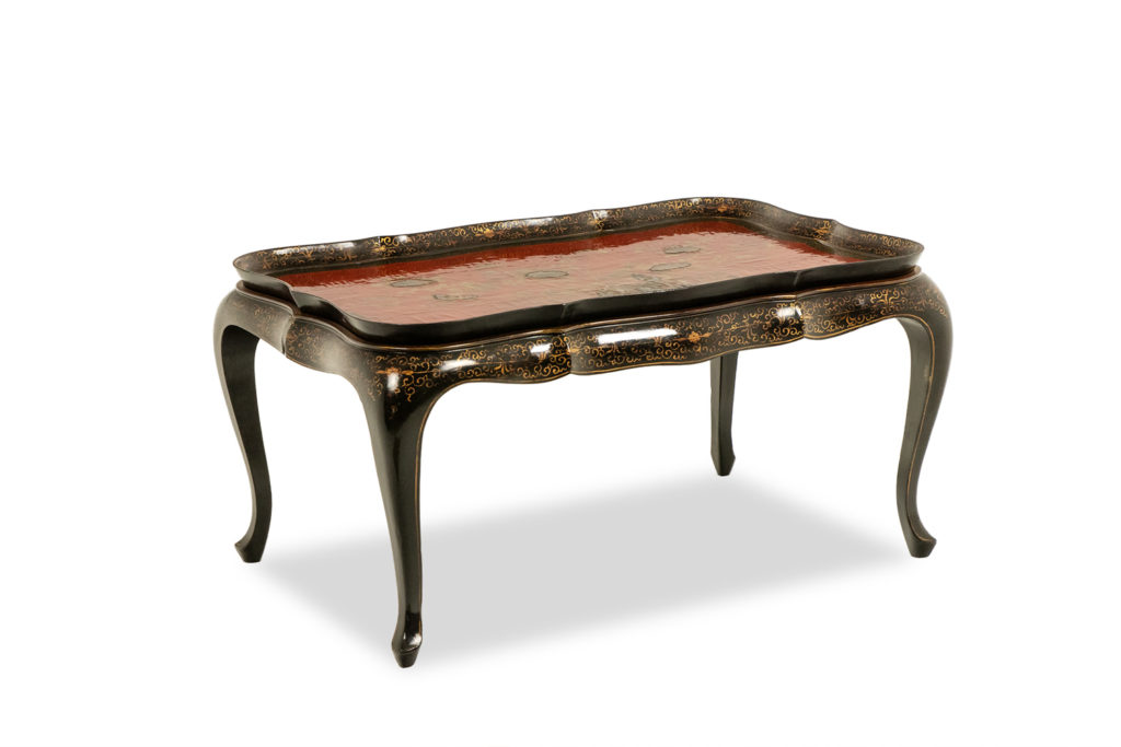 Table basse à plateau amovible en bois laqué rouge et noir. Années 1950.