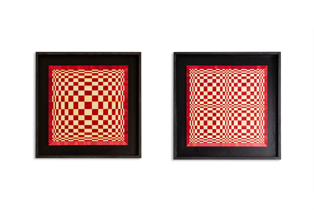 Paire de panneaux en marqueterie de paille rouge et or. Contemporain.