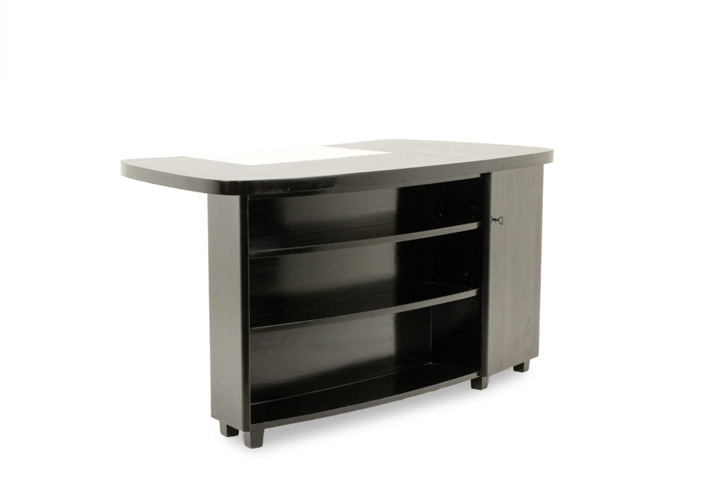 Bureau Art Déco de forme rognon, en bois laqué noir. Années 1930.