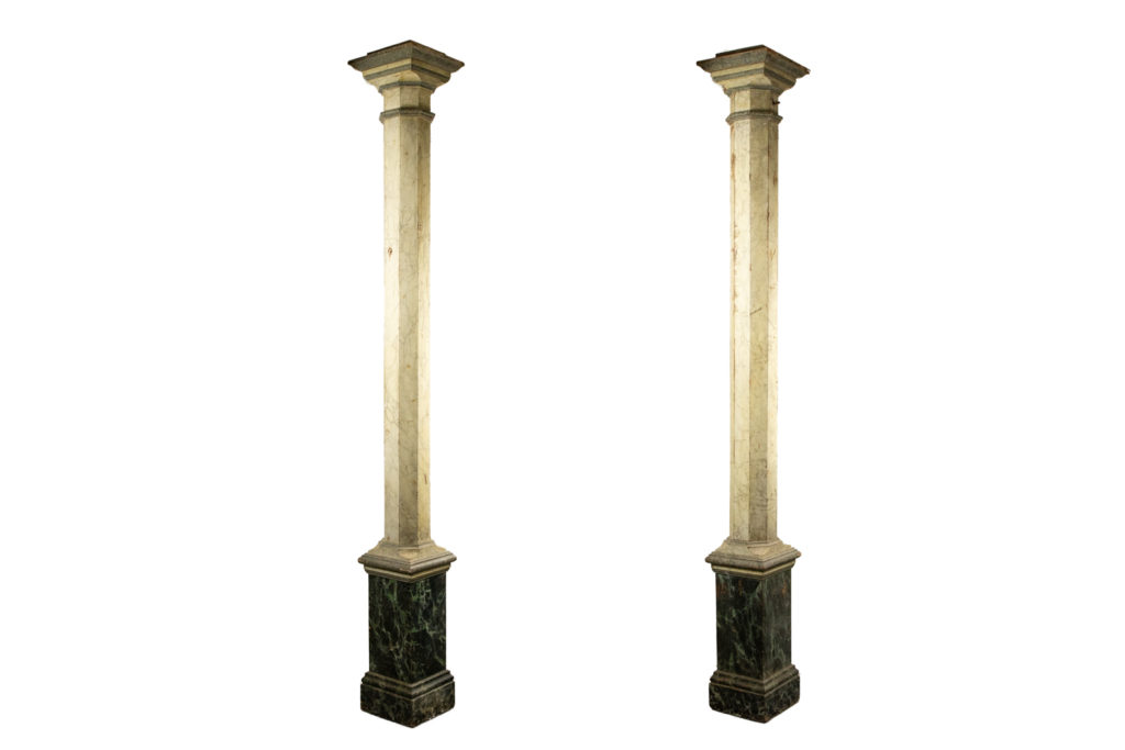Paire de colonnes en bois peint à l&rsquo;imitation du marbre. Années 1880.