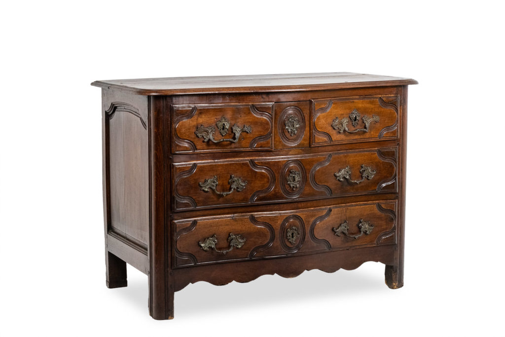 Commode parisienne à 5 tiroirs, en noyer massif, d&rsquo;époque Louis XIV.