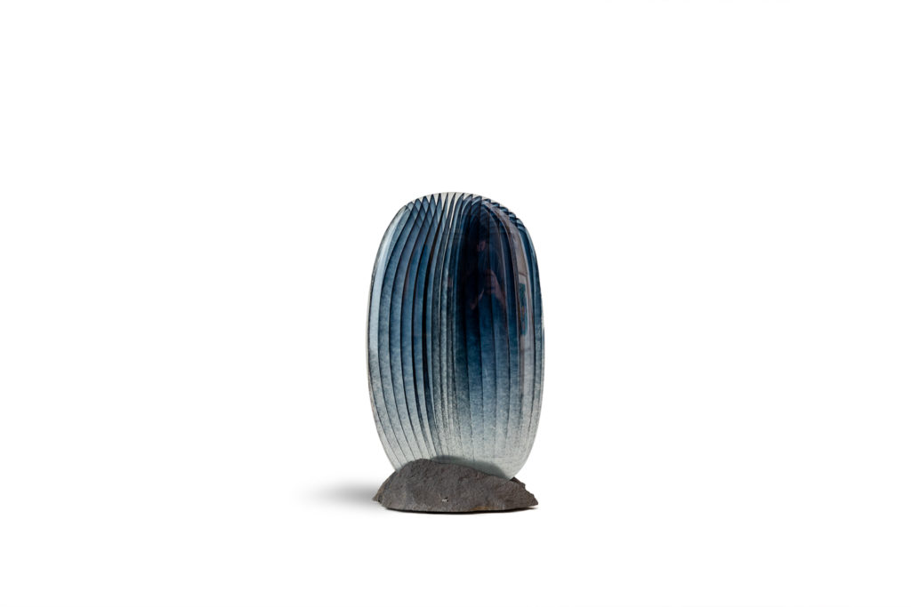 Jonathan Ausseresse. Petite sculpture en verre bleu acier. Contemporain.